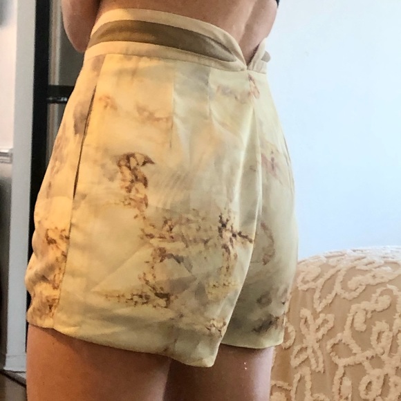 High waisted floral silky shorts - Picture 5 of 6